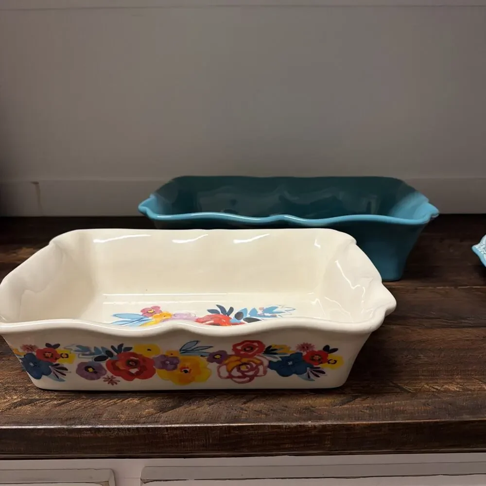 The Pioneer Woman 2-Piece Rectangular Ruffle Top Ceramic Bakeware Set